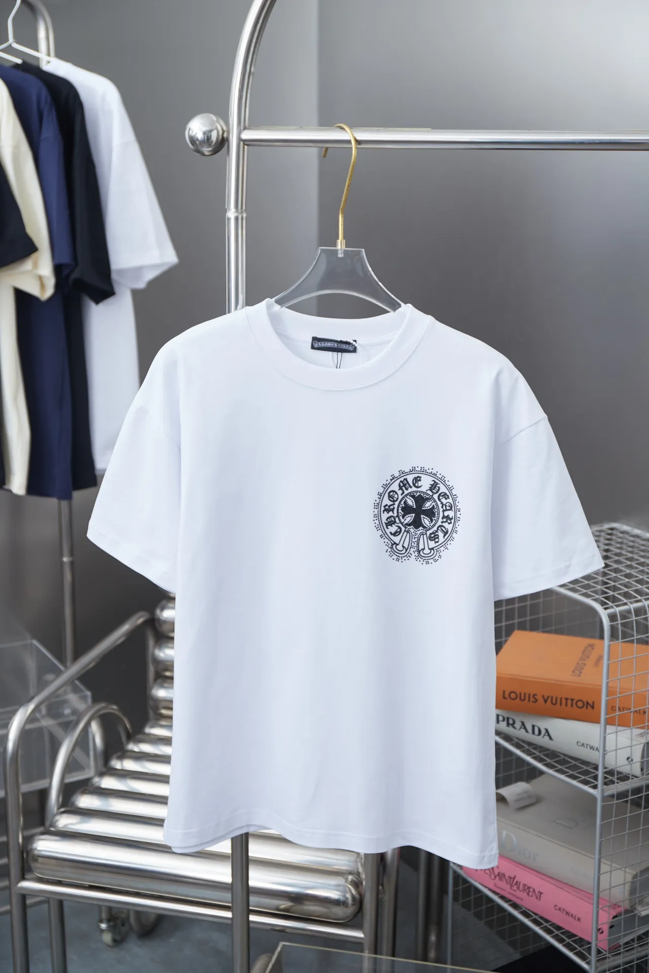 🅿️200 Ch*ome Hearte 25SS early spring new model, hot diamond short sleeves, light luxury, essential item for daily commuting for men and women, correct version, welcome to compare, detailed features · 280 grams of 100% pure cotton double yarn jersey fabric · Special thickened 32 pieces of double-strand 1X1 thread in the same vat custom dyeing · Imported Australian matte pearl diamonds ➕ Three-dimensional wow rubber heart pattern · Double needle stitching and cross-stitching technology · Original main mark, washed tag, brand moisture-proof paper packaging Color: black/white/blue Size: S/M/L/XL